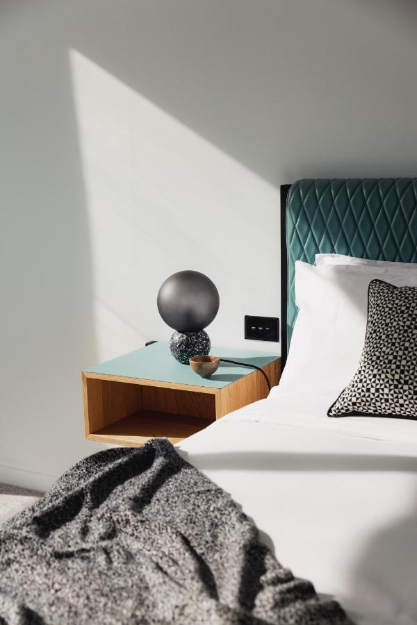 Ebb-Дюндин Екстериор снимка A bedside table