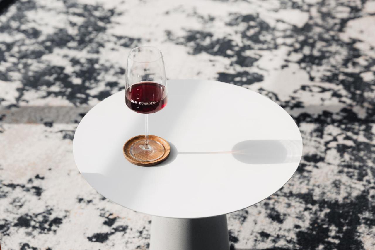 Ebb-Дюндин Екстериор снимка A wine glass coaster