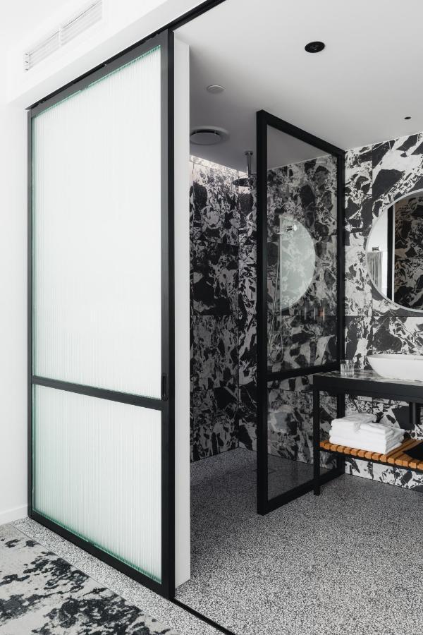 Ebb-Дюндин Екстериор снимка A shower enclosure with a frosted glass door