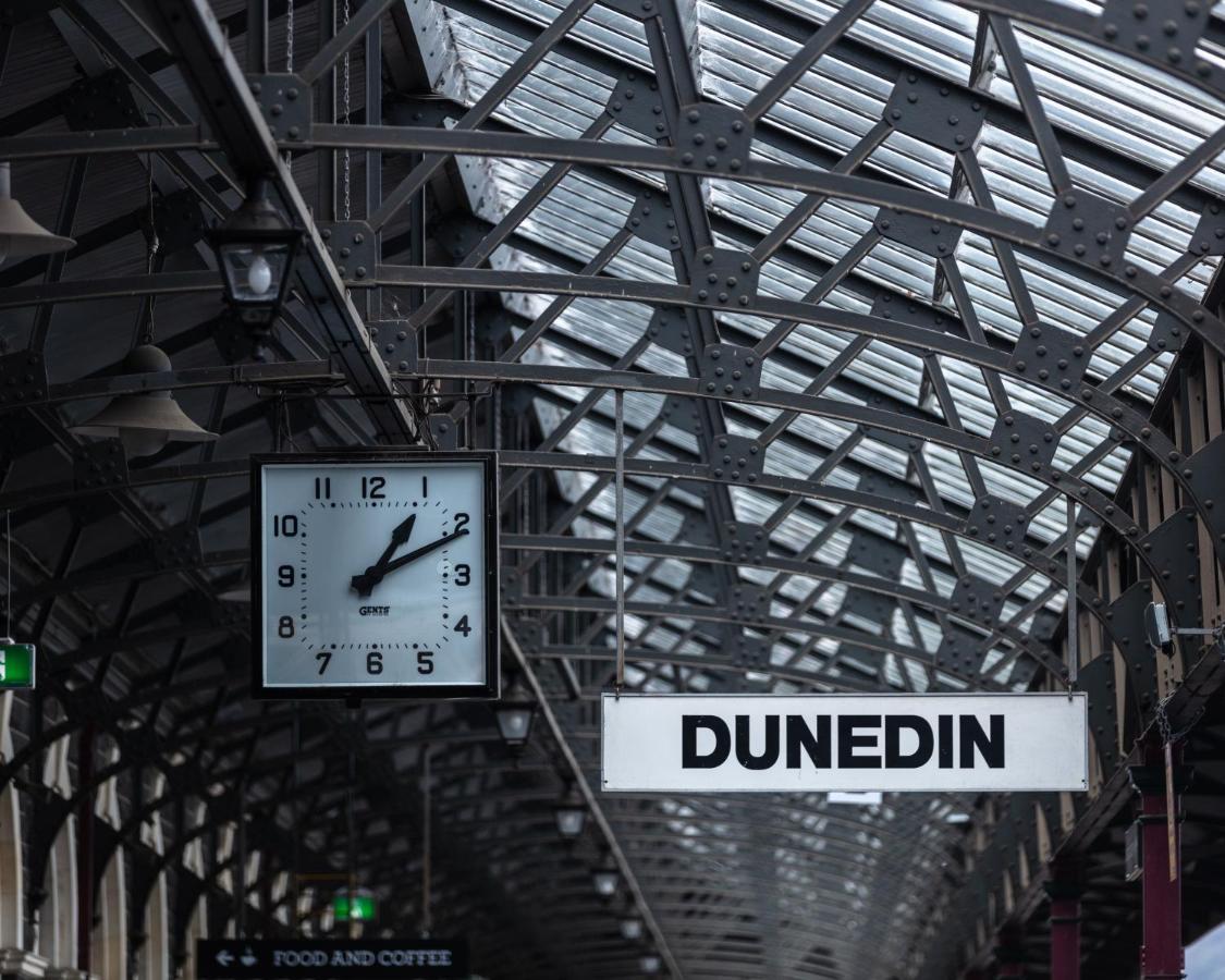 Ebb-Дюндин Екстериор снимка The clock at Dunedin railway station