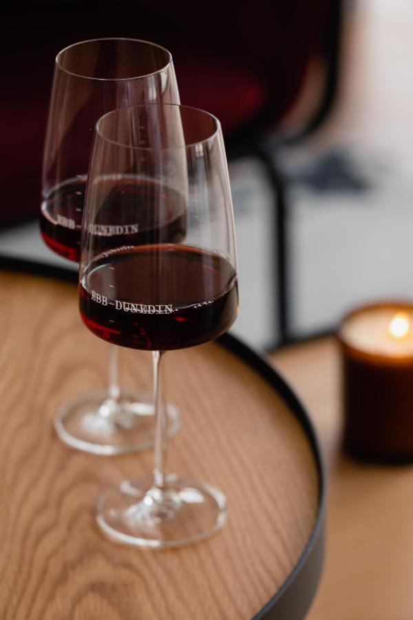 Ebb-Дюндин Екстериор снимка A glass of red wine