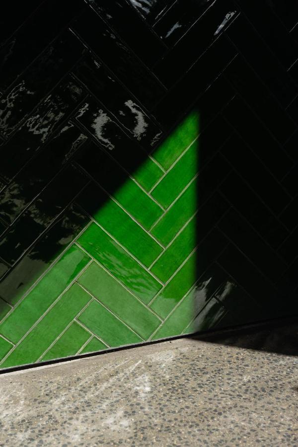 Ebb-Дюндин Екстериор снимка Subway tiles in a herringbone pattern