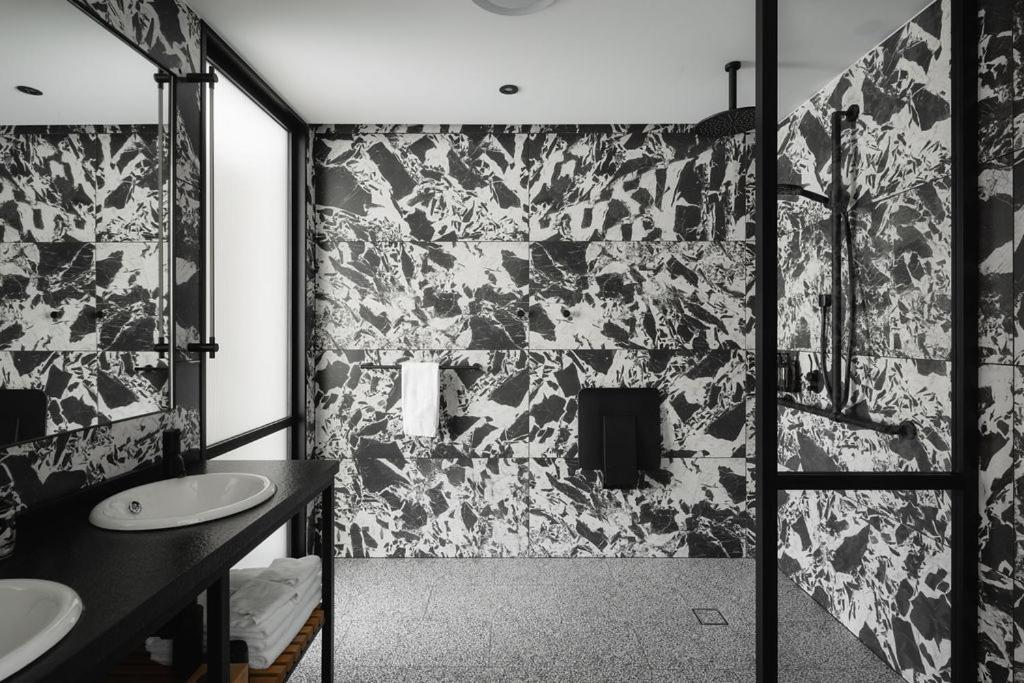 Ebb-Дюндин Екстериор снимка Bathroom with terrazzo tiles