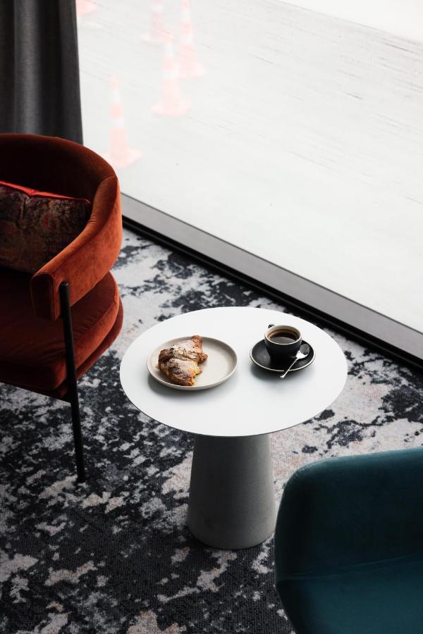 Ebb-Дюндин Екстериор снимка A coffee table with a coffee cup and a pastry