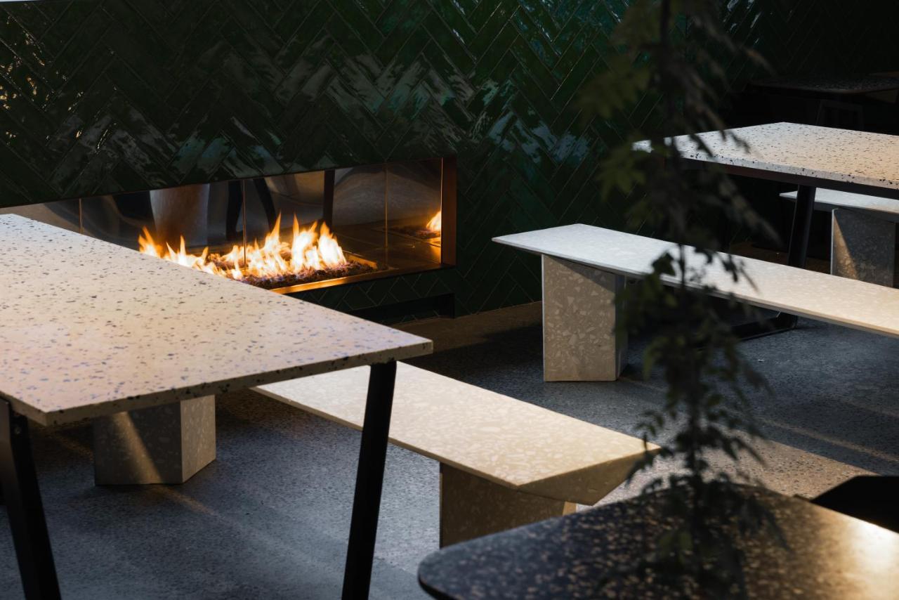 Ebb-Дюндин Екстериор снимка The outdoor fireplace at the restaurant
