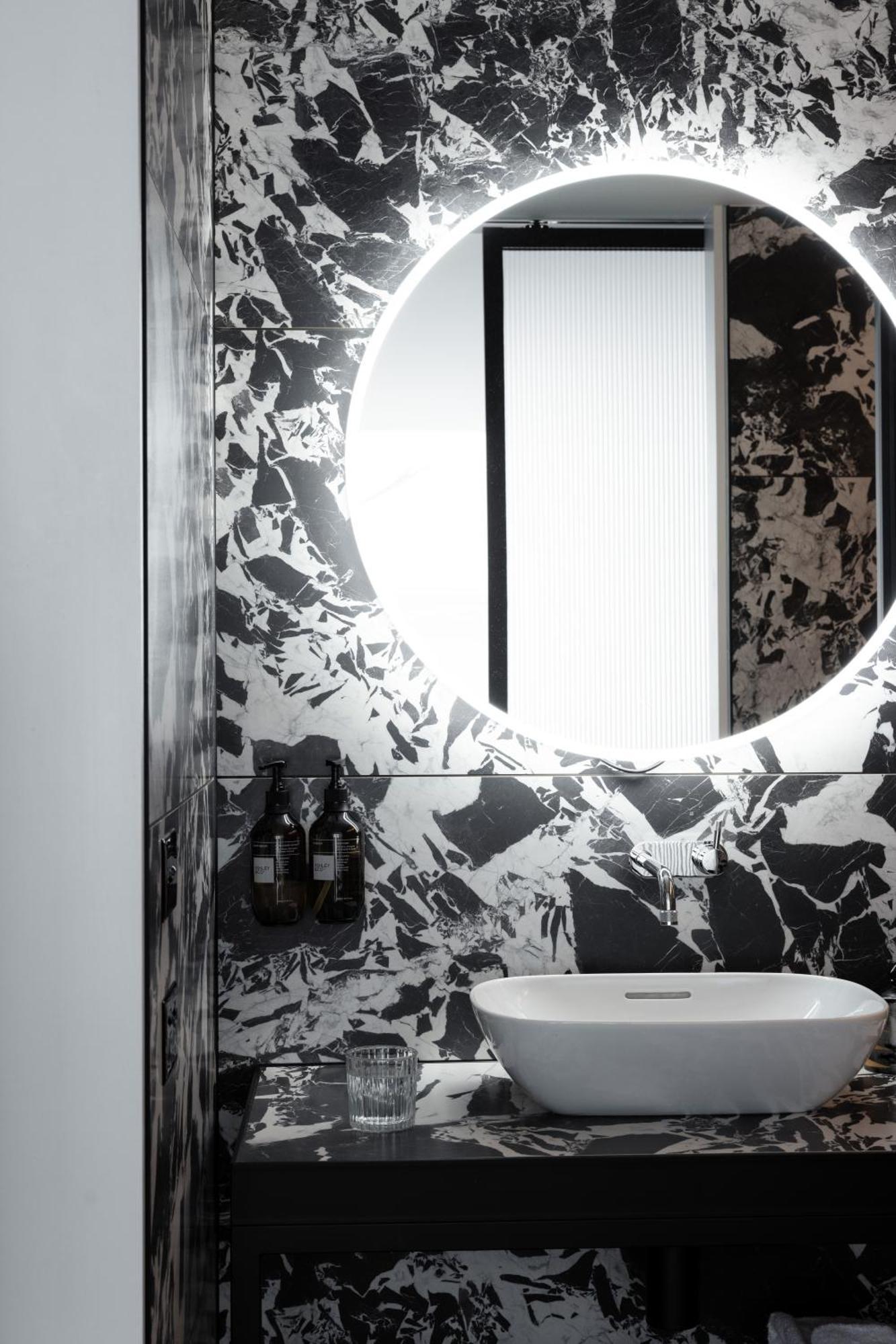 Ebb-Дюндин Екстериор снимка Bathroom in the hotel